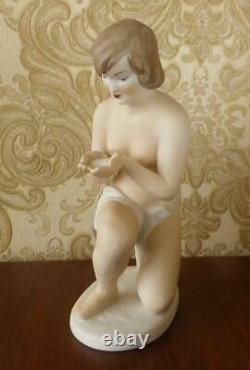 Naked girl by the stream Wallendorf German porcelain figurine Vintage 3572u