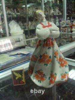 Russian girl in a kokoshnik dancer Soviet Russian porcelain figurine u1554