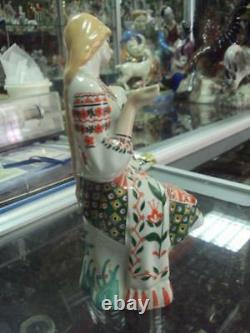 Ukrainian girl embroiders towel in fok dress Russian porcelain figurine 8467u