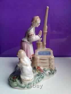 Ukrainian mother and girl at the well folklore Russian porcelain figurine 8857u