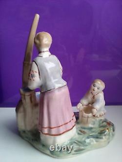 Ukrainian mother and girl at the well folklore Russian porcelain figurine 8857u